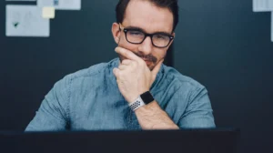 How Can Readers Identify Sponsored Content Versus Genuine Editorial Articles Online?