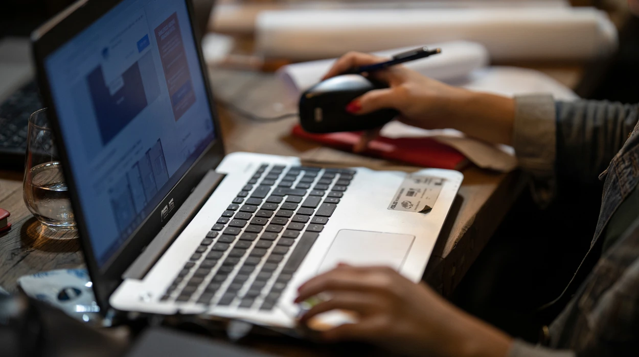 How Online Learning Platforms Turn Course Viewers Into Paying Students Using Banner Ads