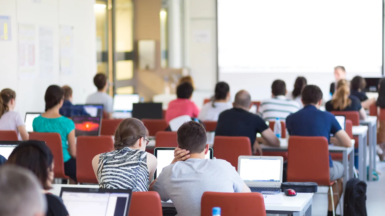 How Universities Convert Program Awareness Into Final Enrollments Using Display Retargeting Ads