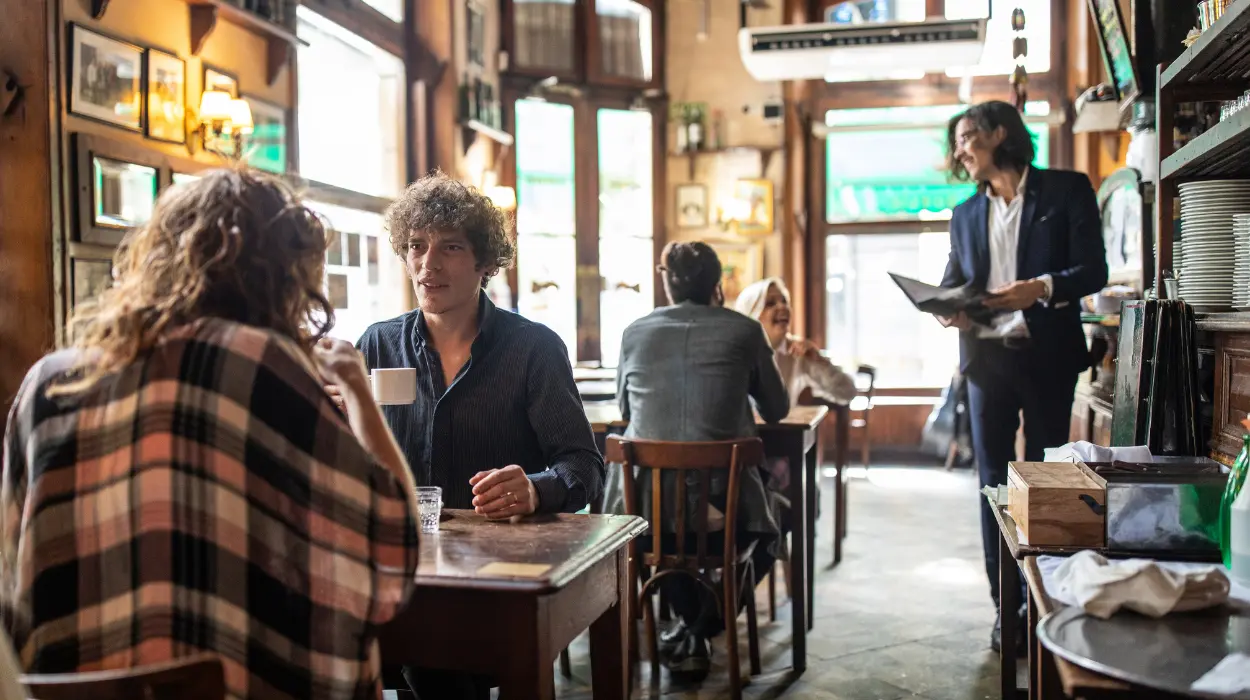 How Cafes Build Visit Intent Using Local Banner Advertising